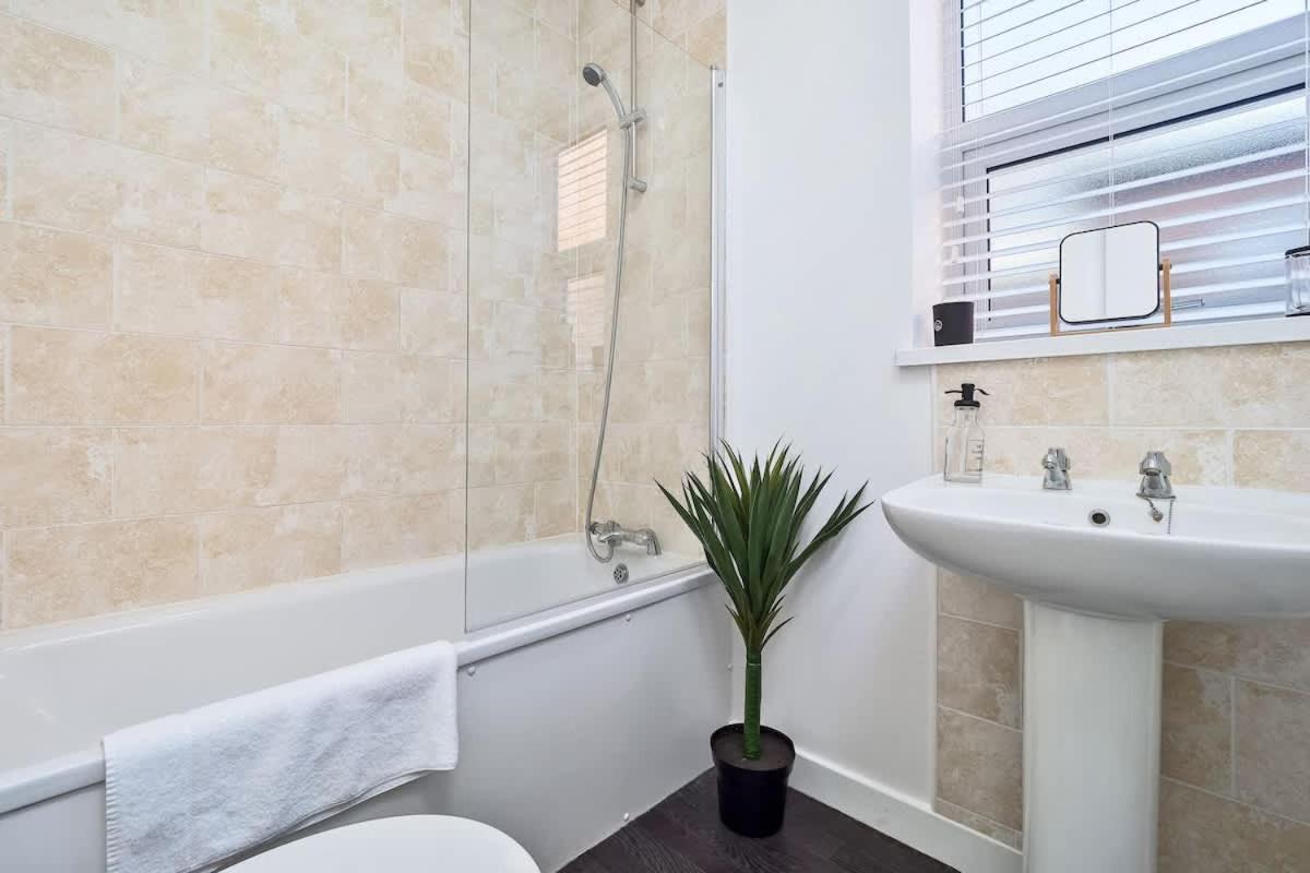 Nursery House By Truestays - 3 Bedroom House In Stoke-On-Trent 외부 사진